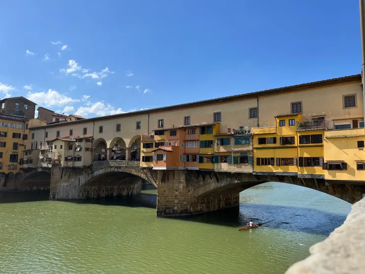 有著三環洞的老橋