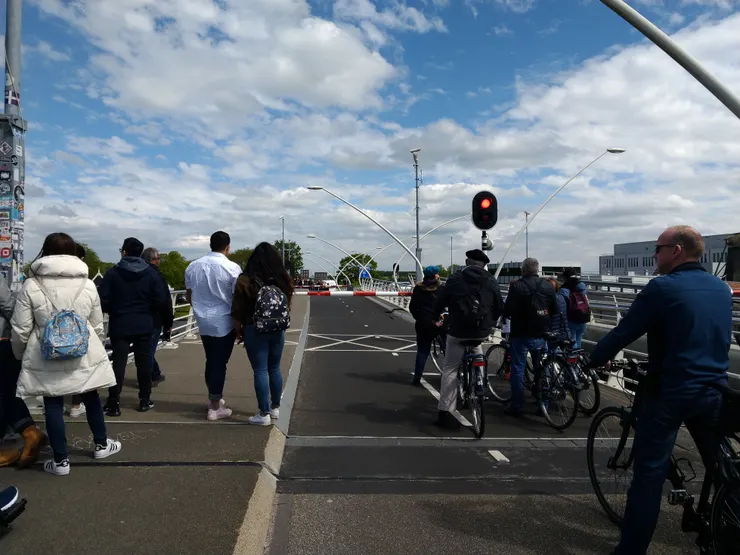 車輛及行人都得暫停