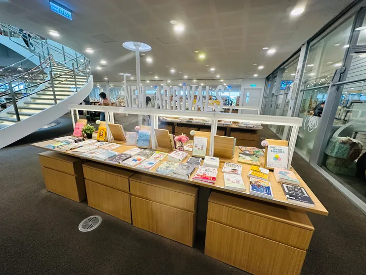 平攤的書本們，豪氣