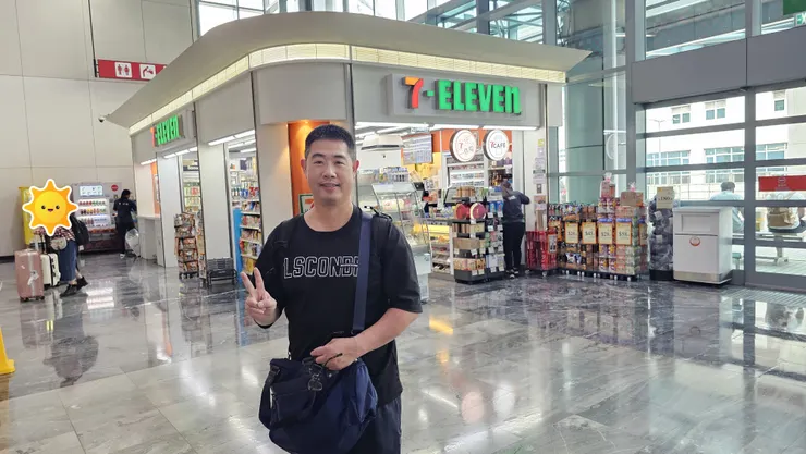 我身後是澳門國際機場出境報到大廳角落的7-11!買澳門通請來這!不過這間7-11的澳門通據說很常賣完!