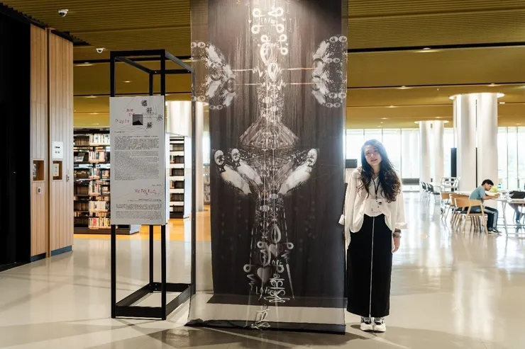 圖說：策展人郭俞霈作品「其者祈者」，從傳統祈禱到賽博龐克，跨越實體與虛擬，將中泰宗教祈福符文與永續發展的圖標相結合,象徵對宇宙永續性的期盼。（資源來源：臺南400－「福符永續，多元文化流動祈福計畫」）