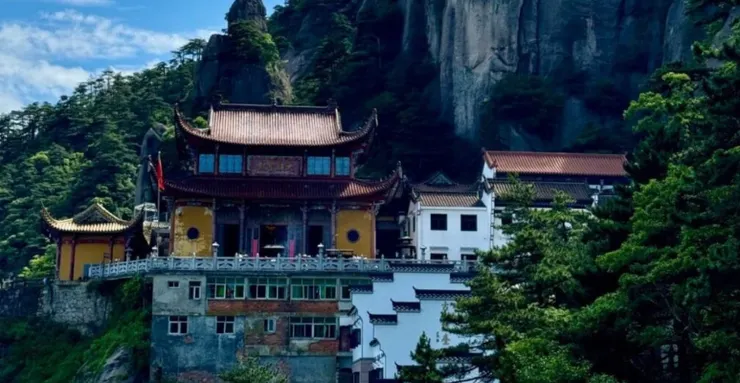 天臺寺高聳於山巔,周圍是茂密的樹木,整座寺廟融合了自然美景與古老建築,氣勢雄偉。