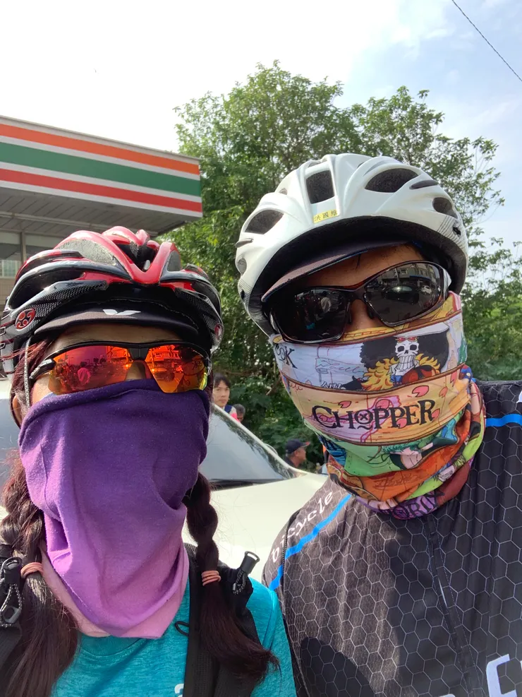 這家小七前面聚集了大批信眾等待。只有我和兒子像外太空的怪客！