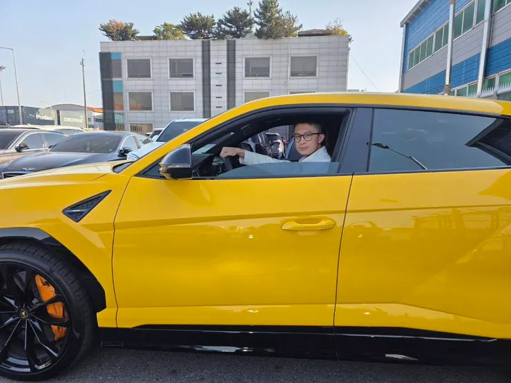 退休股市達人成功入手 2022 Lamborghini Urus 韓規版本！從找車、鑑定到出口回台，全紀錄解析外匯超跑休旅代購流程，亮黃車色搭配雙色菱格內裝與稀有四座配置成為焦點。