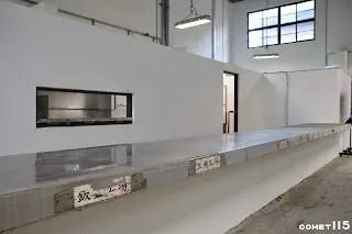 供餐台與後頭的廚房，以後正式開館也規畫作為餐飲空間