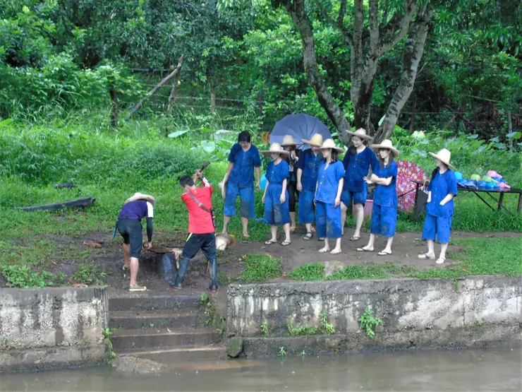 敲打藤蔓樹枝製作刷洗工具