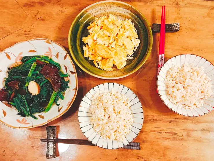 【金針菇炒蛋】&【木耳炒菠菜】                                                                  梵靈乾坤工作室提供