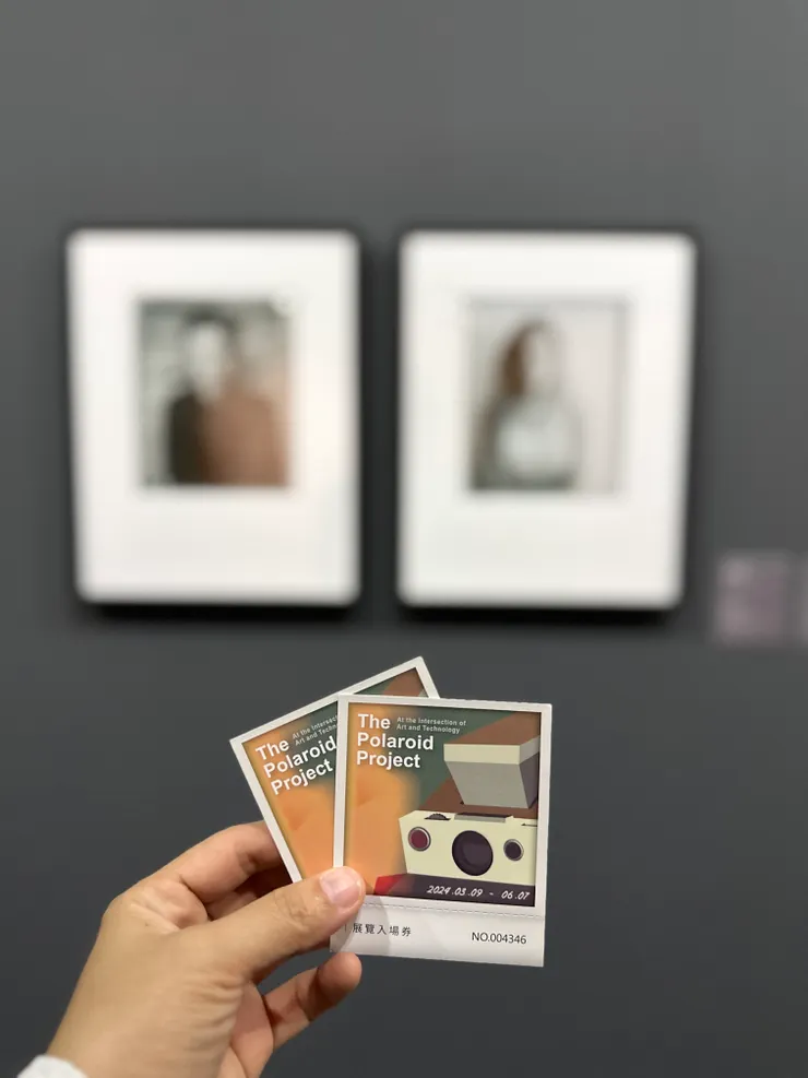 攝影展的票卷有如熟悉的拍立得相片