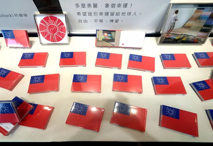 《青天白日滿地虹》以色彩與留白構成一段靜默的祈願,不指向答案,而為感受保留一個可以停留的空間。