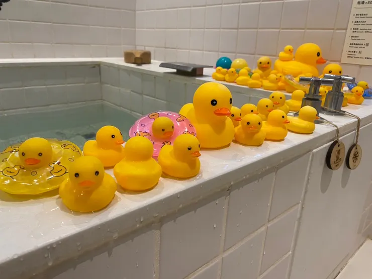 店家提供一些可愛小物，增添泡溫泉童趣