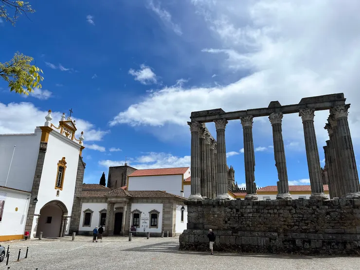 黛安娜神殿附近的修道院，已經改裝變成飯店。