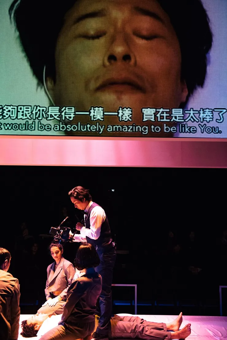 投影出來的演員是韓國的Hyung Seok。