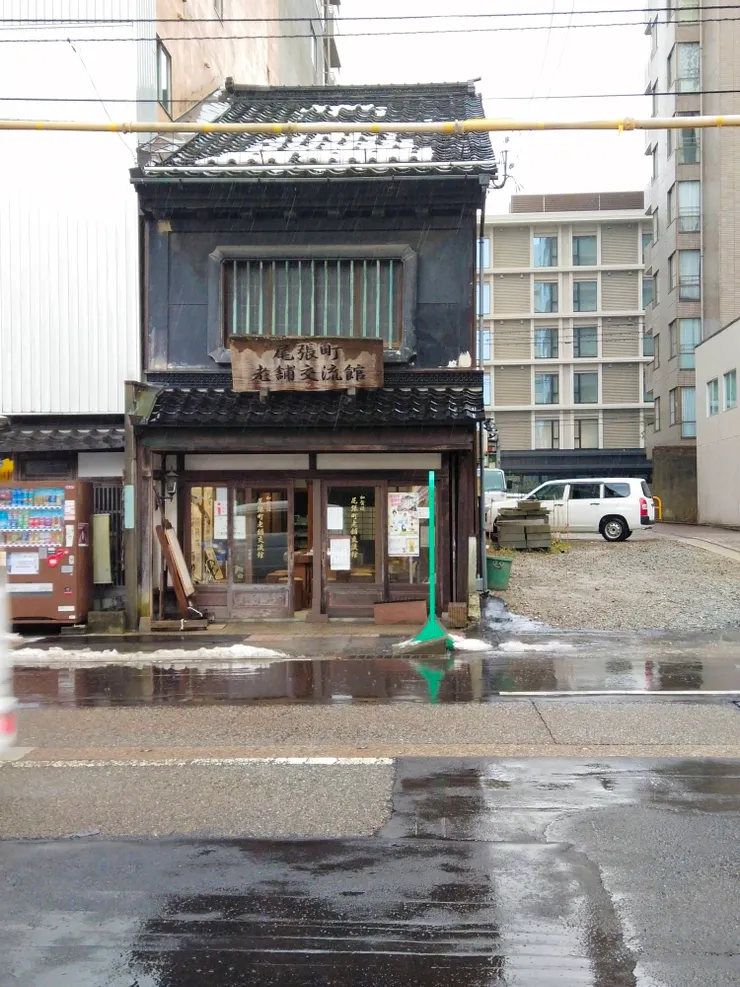 這座交流館看得出歷史悠久了(當時吹狂風又下大雨)