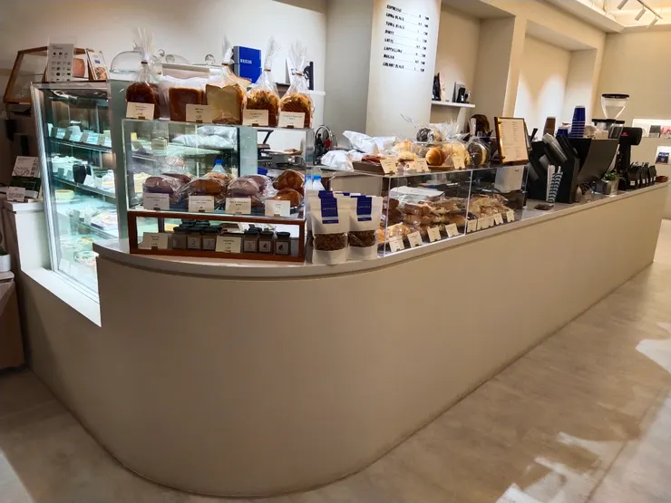 長條型的工作台，陳列甜點、咖啡、麵包等