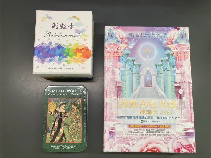 彩虹卡(左上)、偉特塔羅牌(左下)、神諭卡(右)。