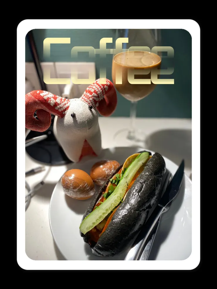 越式法國麵包在小七是日常熟食，配合萬聖節還有黑色的，邊邊用保鮮膜包的就是小七的水煮蛋