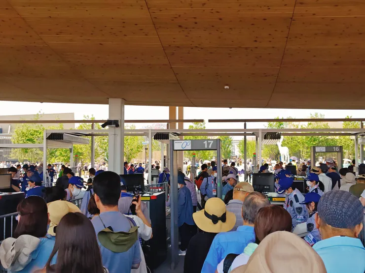 東側閘口通關中