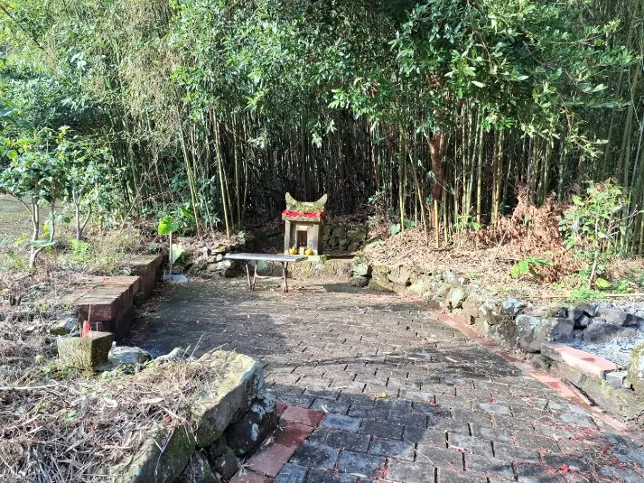 ▲彭屋百年燕尾式石室祠。