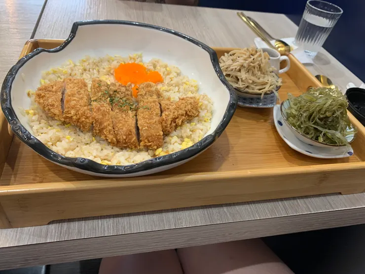 招牌考驗功力炒飯＋炸豬排＄180