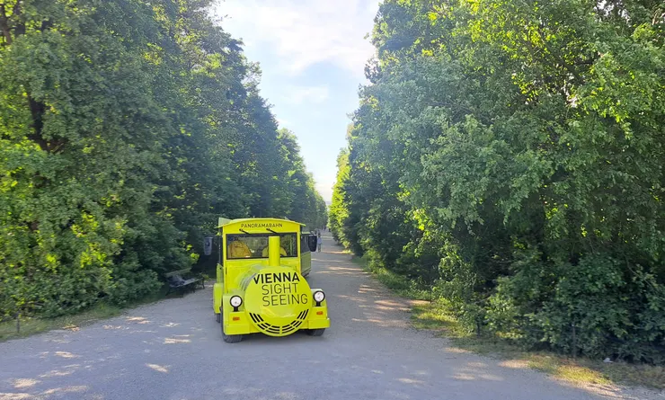 不想走的話...也有小火車可以搭...