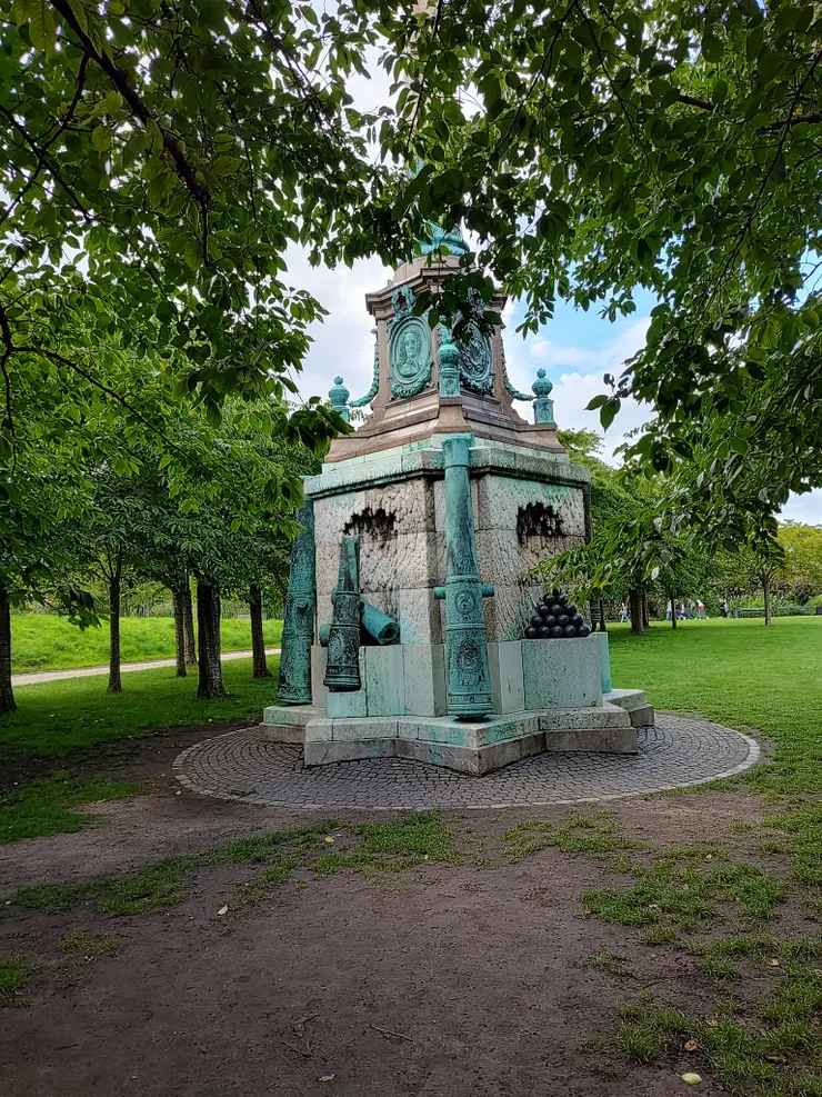 海軍上將伊瓦爾．惠特費爾特紀念柱下半部