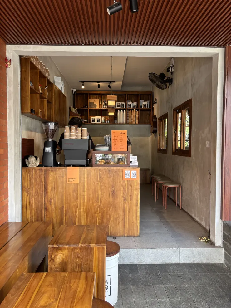 隨意走進飯店附近的咖啡廳，邊喝咖啡邊看書，享受寧靜的早晨