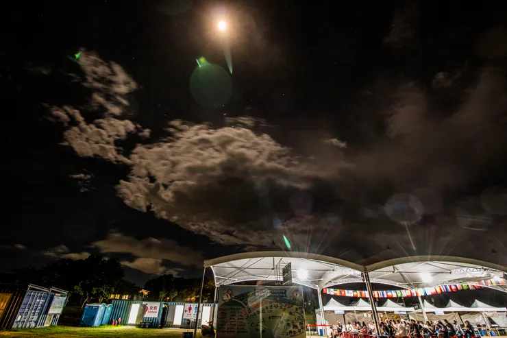 清晨三點等候五點買票