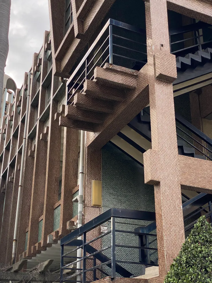 外牆可見許多突出的橫梁和結構柱