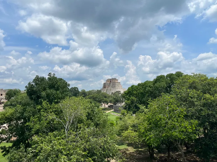 旁邊高台看魔術師金字塔