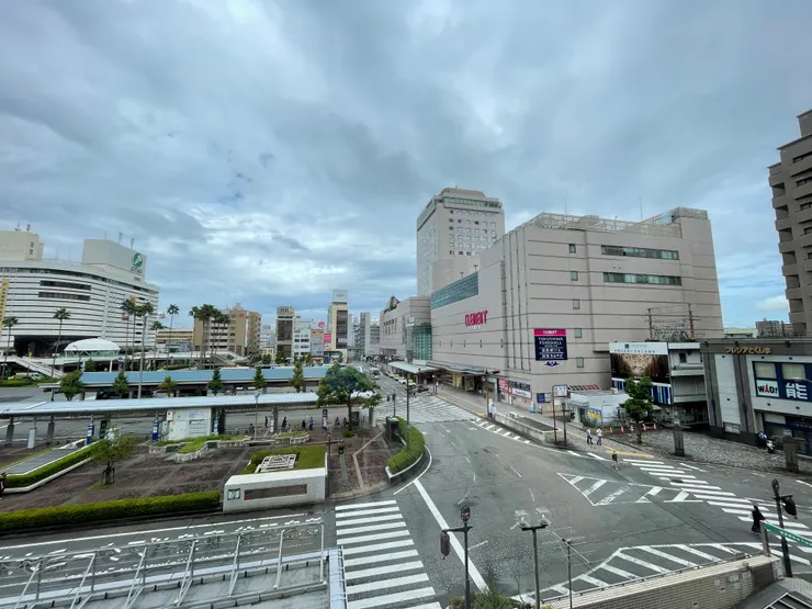 退房前從飯店落地窗可以看到當天天氣不太好