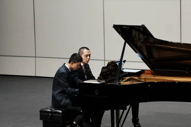 蘇顯亮與原天樂(左)四手聯彈