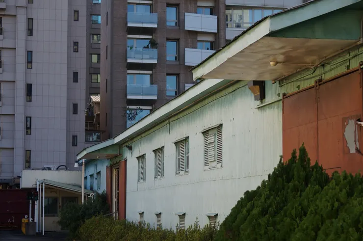 作為材料室使用的綠色倉庫，側面。（2021年。筆者友人提供）