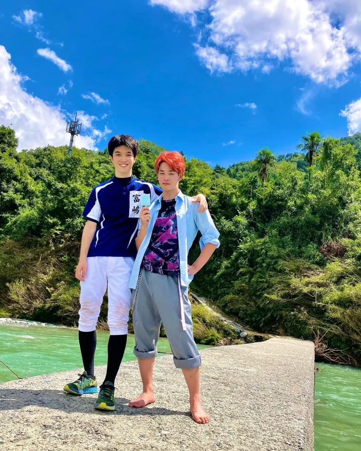 （取自官推）富嶋來找壯磨的場景～背後可以清楚看到通往上面公路的斜坡