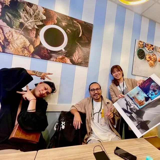 金曲原民歌手洛佳．巫茂（中）擔任《混血兒》專輯製作人，以阿美族語演唱多元的現代曲風，展現吳利昂（左）的音樂才華與創新精神。（圖／風潮音樂提供）