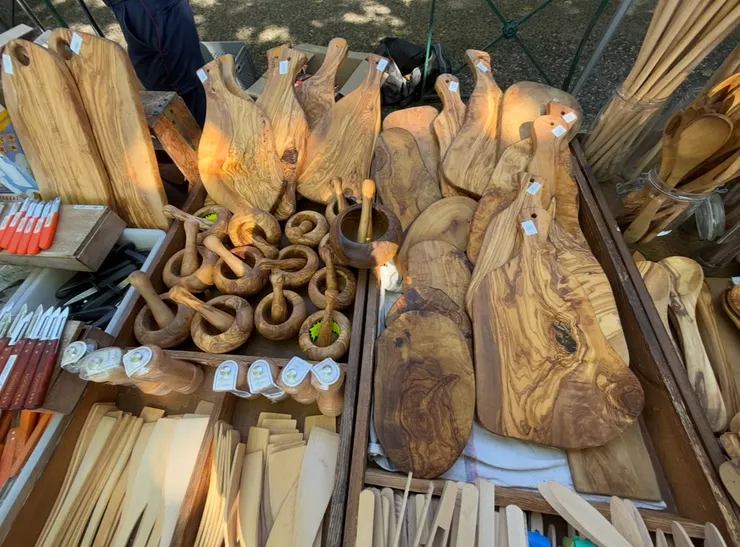 市集是買橄欖木砧板的好地方