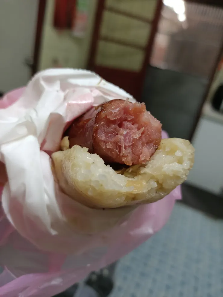 大腸包小腸,我覺得糯米腸有點小,料也沒有很多,但香腸蠻好吃的,是高粱香腸