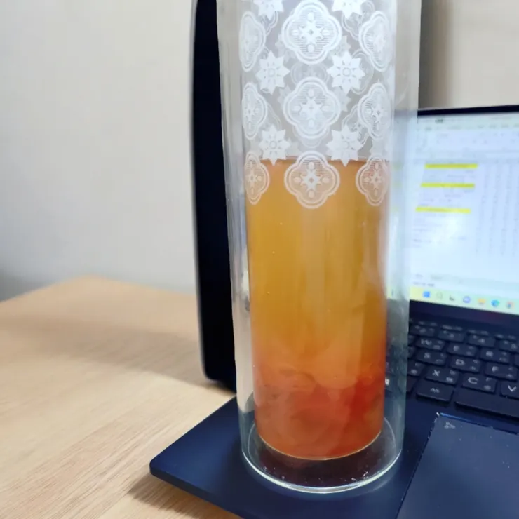 這是喝到一半的狀態,因拍攝時背景雜亂因此部分背景由AI生成