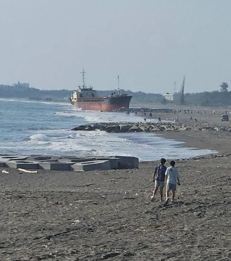 擱淺貨船，因為是高倍率境所以比較模糊