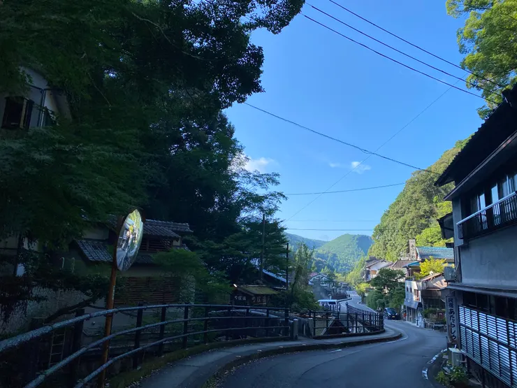 早上陽光很美，小鎮被灑落的陽光照亮