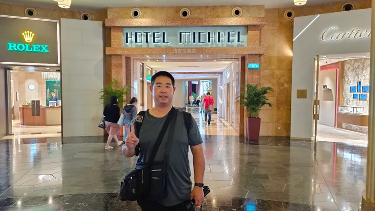 我身後是另外一間聖淘沙的飯店!