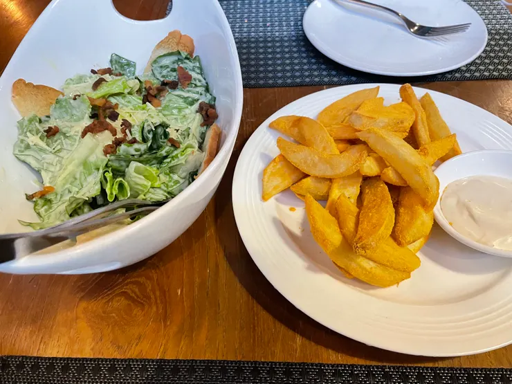 之前去點的凱撒沙拉和薯條，沙拉很奶我也很喜歡