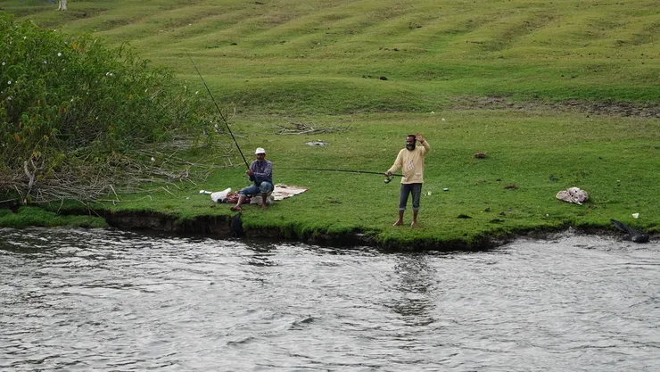 釣魚不忘跟河輪上的遊客揮手