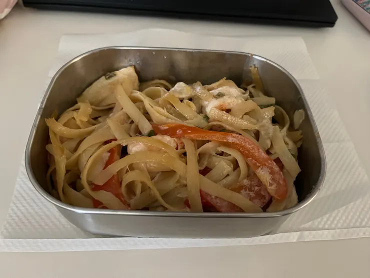 雞肉鮮蝦寬麵。