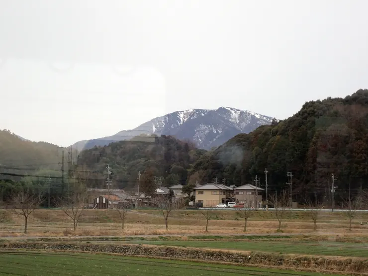 從電車車窗看出去,山頂的雪好像不多。
