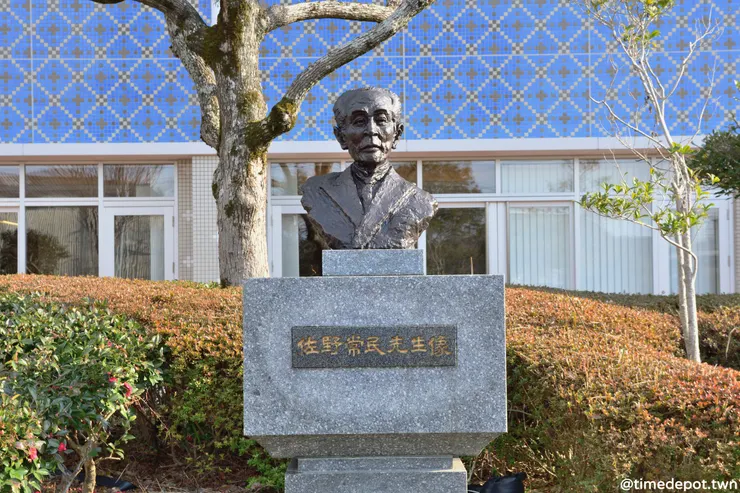 在歷史館門口設置的佐野常民先生銅像