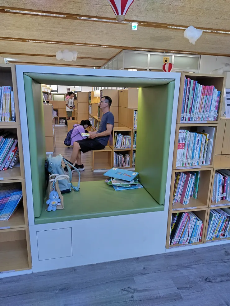 挖空區域可以躲進來讀書