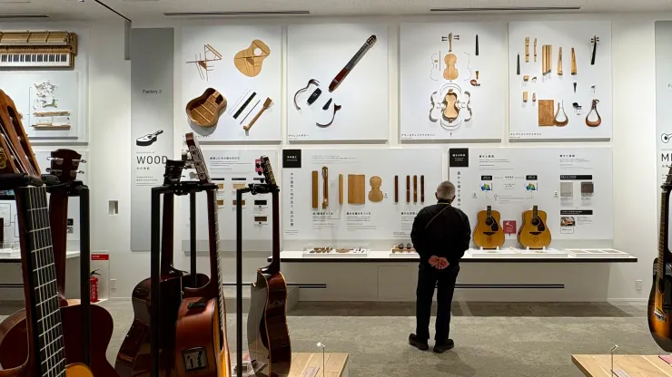 吉他、提琴的展示牆