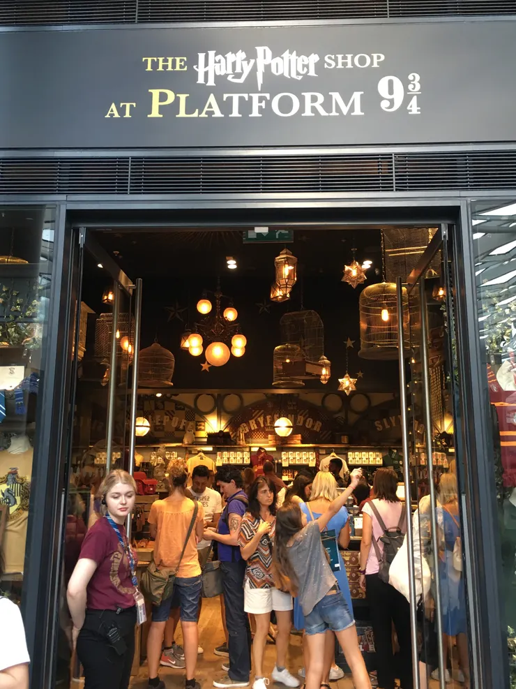 紀念品店中滿滿人潮。