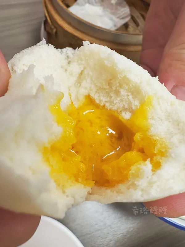 咬下去就爆漿的流沙包，向來都是港式餐廳必點，看看那包子皮吸飽醬汁、鮮嫩欲滴的樣子，一定要來上一顆才過癮！