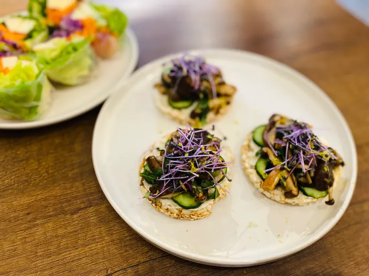 ▲餐廳《零居 Zero Living》製作的餐點，「綜合菌菇開放式米餅」和「米紙春捲」。(若有食材或醬料上不吃，可和店家提出需求調整。)